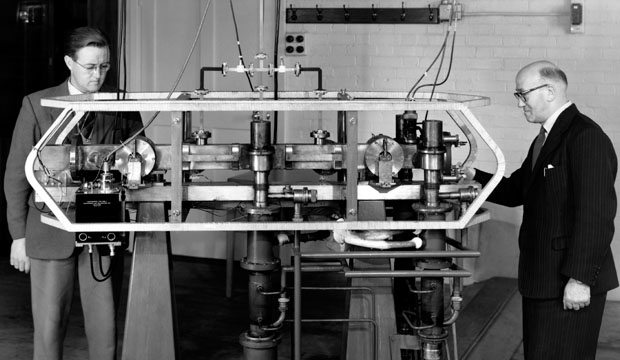 Ensimmäinen cesium-atomikello.